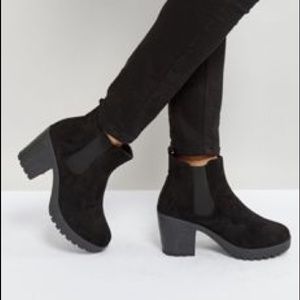 Black heeled Chelsea boot